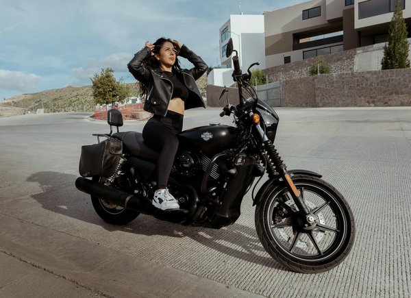 Come domare la moto quando il meteo si fa avverso: consigli e tecniche di guida